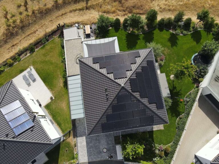 schwarze Solarmodule